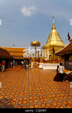 Il golden Stupa del tempio Buddista Wat Phra That Doi Suthep vicino a Chiang Mai in Thailandia Foto Stock