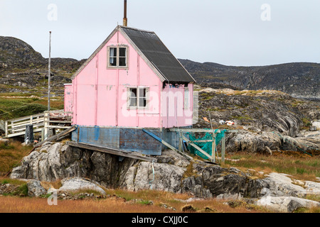 Colorfully case dipinte di Itilleq, un villaggio di 85 popolo Inuit sulla costa sud ovest della Groenlandia. La fine dell'estate. Foto Stock