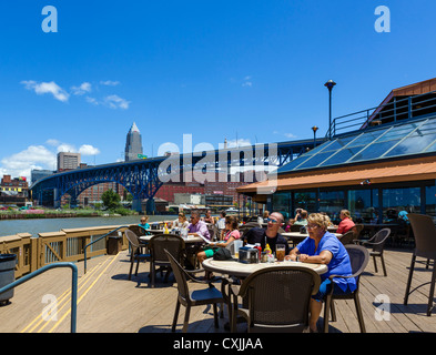 Shooters Bar e ristorante sulle rive del fiume Cuyahoga in Appartamenti Comprensorio, Cleveland, Ohio, Stati Uniti d'America Foto Stock