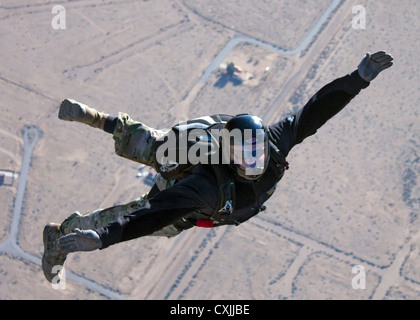 Noi Airman esegue una alta altitudine parachute jump Aprile 10, 2012 a Edwards Air Force Base in California. Foto Stock