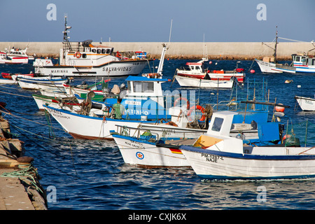 Barche da pesca in porto, Sagres Algarve Foto Stock