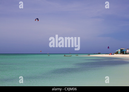 Windsurf nelle acque blu di Aruba II Foto Stock