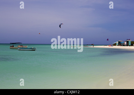 Windsurf nelle acque blu di Aruba Foto Stock