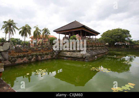 Kertha Gosa Floating palace, tempio Balinese in Klung Kung, Semarapura, Bali, Indonesia. Foto Stock