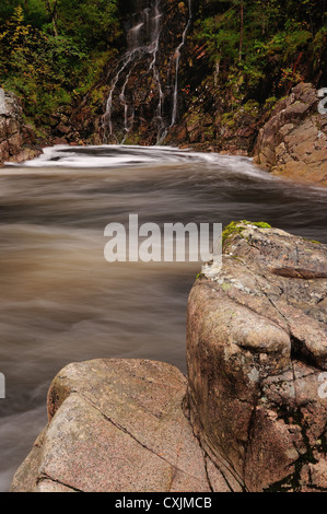 Acqua vorticoso e cascate sul fiume Etive, Glen Etive, Highlands scozzesi Foto Stock