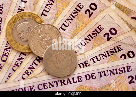 Monete tunisino su venti Dinar Notes Foto Stock