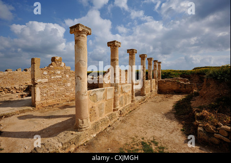 Fila di colonne in pietra e altre conserve di muratura romana a Paphos, Cipro del sud Foto Stock