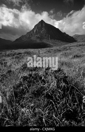 Immagine in bianco e nero di Stob Dearg, Buachaille Etive Mor, Glencoe, Highlands scozzesi Foto Stock