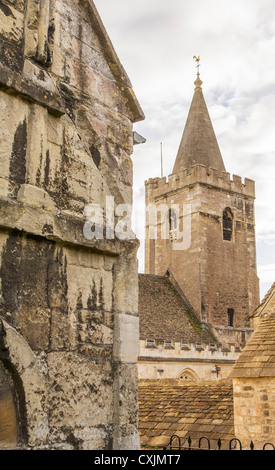 Bradford-on-Avon, Wiltshire, Inghilterra, Regno Unito, nella Valle di Avon - Chiesa della Santa Trinità la torre e la guglia Foto Stock