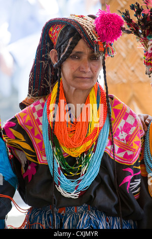 Kalash donna che indossa un cowrie guscio copricapo (shushut) e colorate collane di perle a Joshi (Festa della Primavera), Rumbur Valley, biglietto, Khyber-Pakhtunkhwa, Pakistan Foto Stock