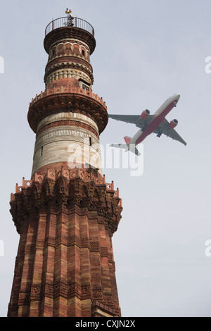 Jet aeromobili battenti dietro il Qutub Minar, New Delhi, India Foto Stock