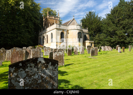 Parrocchia di Tutti i Santi la Chiesa e cimitero di vecchi Cotswold città di Honington Foto Stock