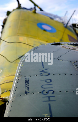 Derelitti Westland Seaking/Sikorsky SH3 e Westland Wessex/Sikorsky H-34/S-58 Guerre indiane elicotteri al Predannack airfield, UK. Foto Stock