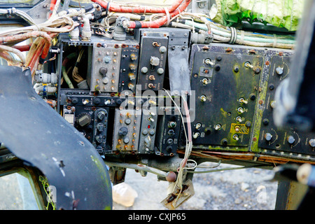 Derelitti Westland Seaking/Sikorsky SH3 e Westland Wessex/Sikorsky H-34/S-58 Guerre indiane elicotteri al Predannack airfield, UK. Foto Stock