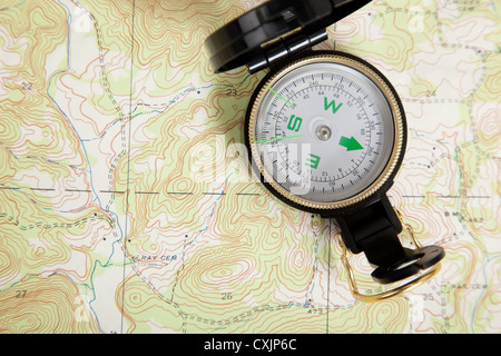 Mappa topografica e bussola Foto Stock