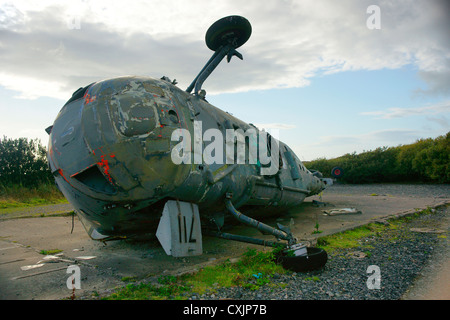 Derelitti Westland Seaking/Sikorsky SH3 e Westland Wessex/Sikorsky H-34/S-58 Guerre indiane elicotteri al Predannack airfield, UK. Foto Stock