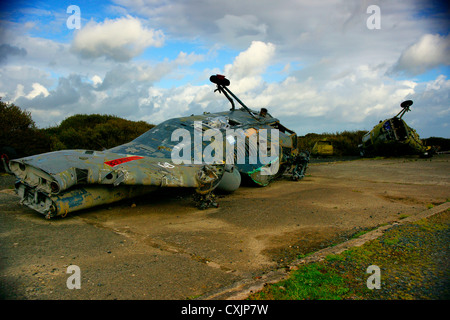 Derelitti Westland Seaking/Sikorsky SH3 e Westland Wessex/Sikorsky H-34/S-58 Guerre indiane elicotteri al Predannack airfield, UK. Foto Stock