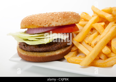 Hamburger e patatine fritte su sfondo bianco Foto Stock