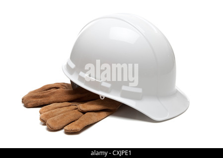 Costruzione di elmetto e pelle guanti da lavoro su sfondo bianco Foto Stock