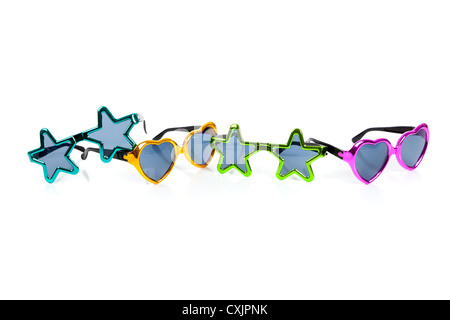 Stella a forma di cuore di capretto occhiali da sole in una fila su un fondo bianco Foto Stock