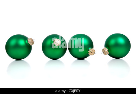 Fila di verde di Natale ornamenti su sfondo bianco Foto Stock