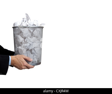 Uomo d'affari con le mani in mano in possesso di una maglia di filo nel cestino con la carta stropicciata in esso su uno sfondo bianco con spazio di copia Foto Stock