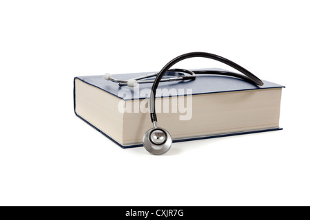Medical reference book e uno stetoscopio su sfondo bianco Foto Stock