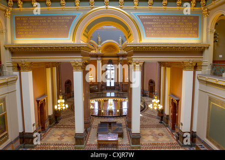 Panoramica della lobby e rotunda all'interno dell'Iowa State Capitol Building o statehouse in Des Moines Foto Stock