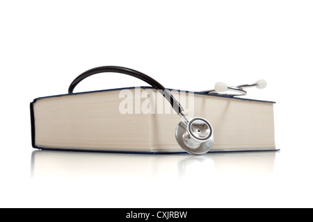 Libro medico con stetoscopio su uno sfondo bianco con spazio di copia Foto Stock