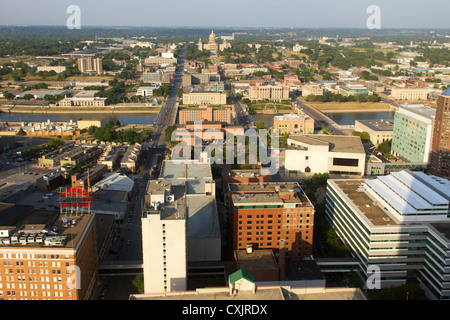 Vista aerea del centro di Des Moines con del fiume Des Moines e Iowa State Capitol Building a distanza Foto Stock