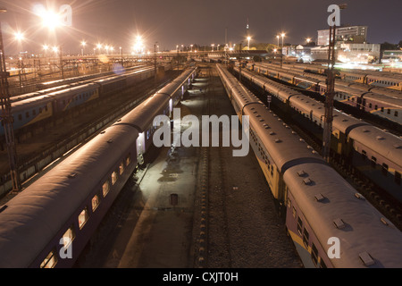Notte cityscape di treni in sosta nella stazione di parcheggio cantiere a Johannesburg, Sud Africa. Foto Stock