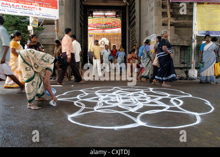 Rendendo Kolam;Rangoli davanti al tempio di kapaleeswarar durante il festival Arupathumoovar in Mayilapore, Chennai ,Tamil Nadu, India. Foto Stock