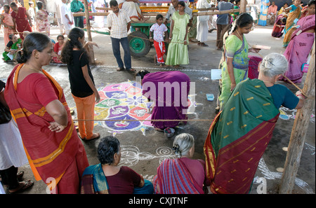 Rendendo Kolam;Rangoli davanti al tempio di kapaleeswarar durante il festival Arupathumoovar in Mayilapore, Chennai ,Tamil Nadu, India. Foto Stock
