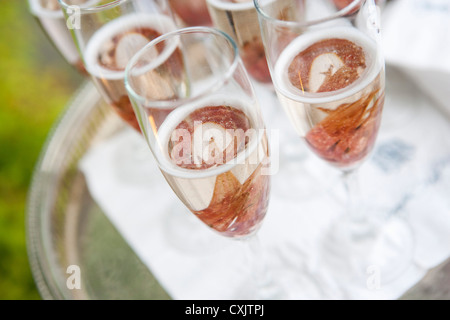 Bicchieri di acqua frizzante sul vassoio Foto Stock