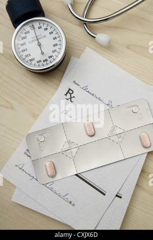 Uno stetoscopio sfigmomanometro, pannello di inserimento della prescrizione e farmaci, Birmingham, Alabama, STATI UNITI D'AMERICA Foto Stock