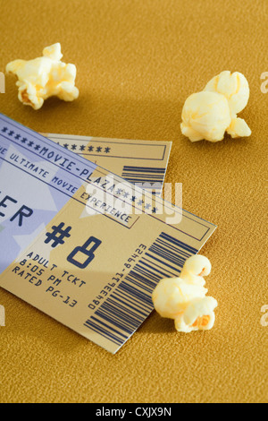 Biglietti per il cinema e popcorn Foto Stock