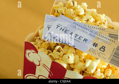 Biglietti per il cinema e popcorn Foto Stock