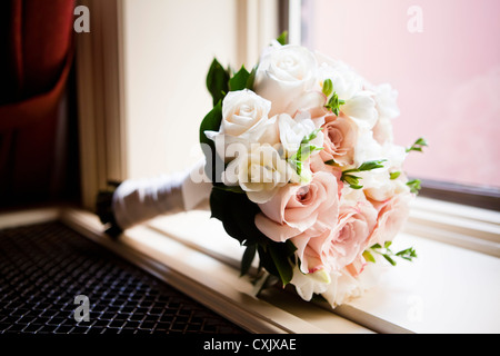 Close-up di Bouquet nuziale sul davanzale Foto Stock