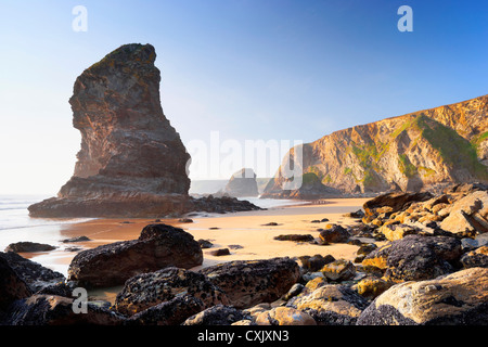 Pile del mare e la spiaggia con la bassa marea, Bedruthan Steps, Cornwall, Inghilterra Foto Stock