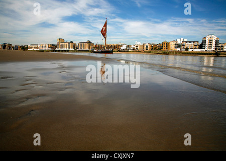 Il Tamigi barge Navigare sul Fiume Tamigi a raggiungere Limehouse, Limehouse, London, Regno Unito Foto Stock