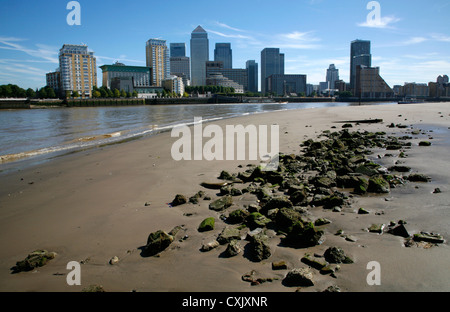 Vista sul Fiume Tamigi a Canary Wharf dalla sabbiosa foreshore di Rotherhithe, London, Regno Unito Foto Stock