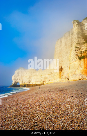 Bianco gesso scogliere e spiaggia di ciottoli, Etretat, Normandia, Francia Foto Stock