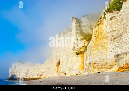 Bianco gesso scogliere e spiaggia di ciottoli, Etretat, Normandia, Francia Foto Stock