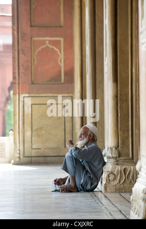 Uomo vecchio con la barba bianca contemplando in la Jama Masijd principale moschea, la Vecchia Delhi, India Foto Stock