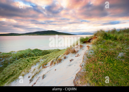 Erba dune coperte, suono di Taransay, Traigh Rosamal, Isle of Harris, Ebridi Esterne, Scozia Foto Stock