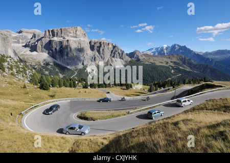 Tornante, Passo Sella e montagne, Alto Adige, Trentino Alto Adige, Dolomiti, Italia Foto Stock