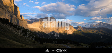 Marmolada, il Sass Pordoi e Piz Boe, vista dal Passo Sella, Alto Adige, Trentino Alto Adige, Dolomiti, Italia Foto Stock