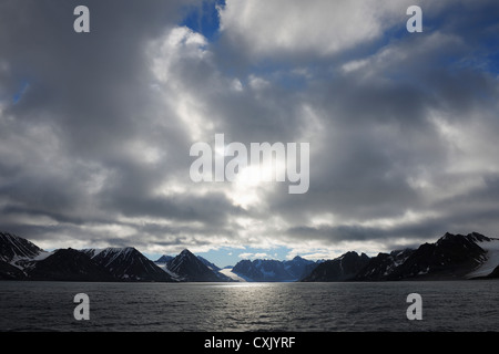 Ghiacciai e montagne, Magdalenefjorden, Spitsbergen, Svalbard, Norvegia Foto Stock