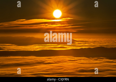 Alba sopra le nuvole nelle montagne del Parco Nazionale di Grampians. Foto Stock