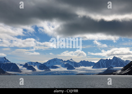 Ghiacciai e montagne, Magdalenefjorden, Spitsbergen, Svalbard, Norvegia Foto Stock